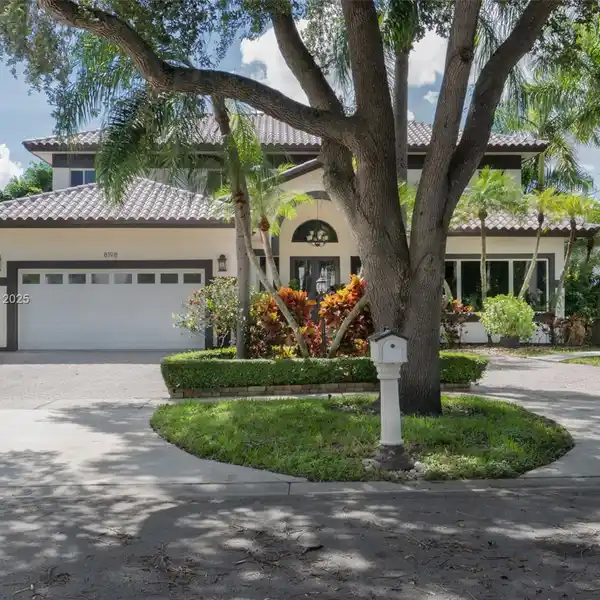 IMPRESSIVE HOME IN PRESTIGIOUS ROYAL OAKS