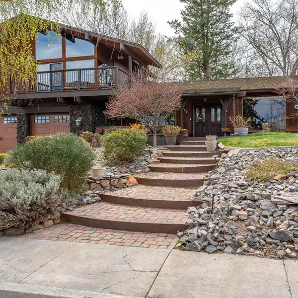 BEAUTIFULLY MAINTAINED SOUTHWEST RENO HOME