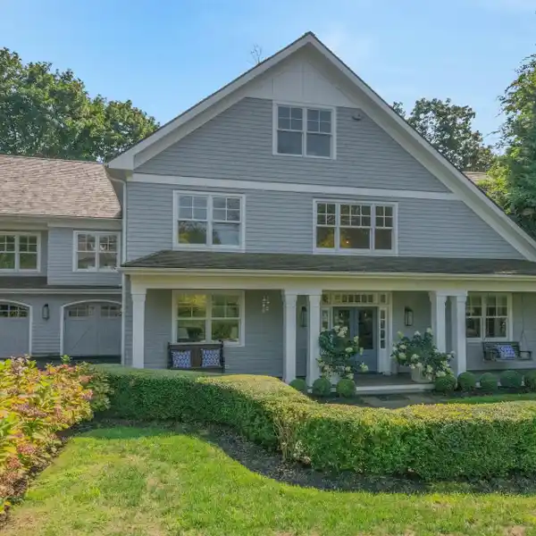 COMPLETELY RENOVATED HOME IN PRESTIGIOUS SHIPPAN POINT