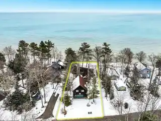 The Log - Historic Waterfront Retreat