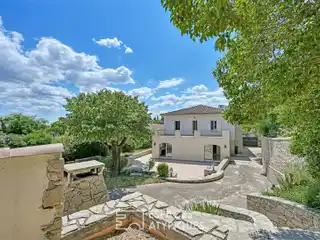 Exceptional Property Steps from Maison Carrée