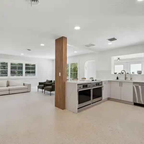 SPACIOUS HOME IN THE HEART OF HOLLYWOOD