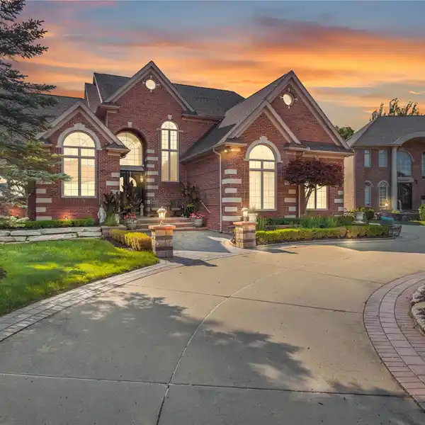 EXQUISITE ESTATE OVERLOOKING BEAUTIFUL WOODLANDS