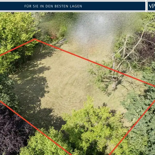 ATTRACTIVE AND VERSATILE PLOT IN A SOUGHT-AFTER LOCATION