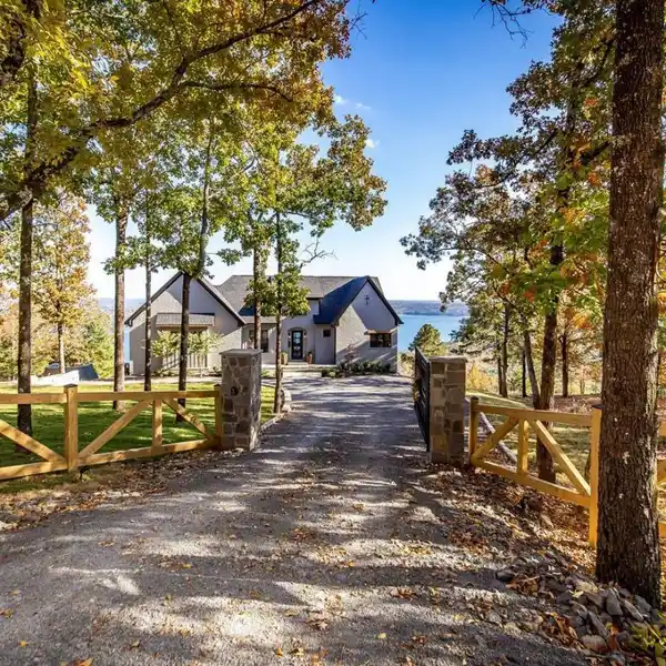 LAKEVIEW MASTERPIECE IN THE BEAUTIFUL DIAMOND BLUFF