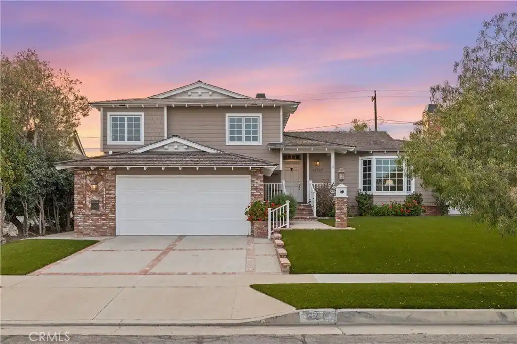 Spacious Residence in Desirable Hickory Park