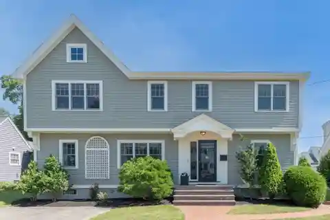 Garrison Colonial in Kelwyn Manor