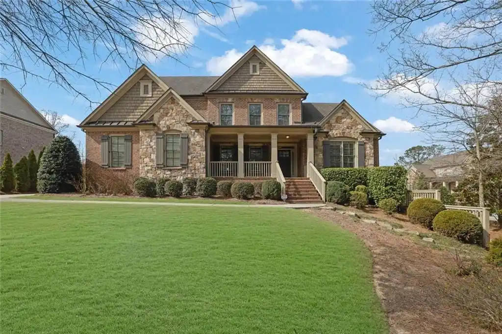 Craftsman Home Blending Elegance and Comfort