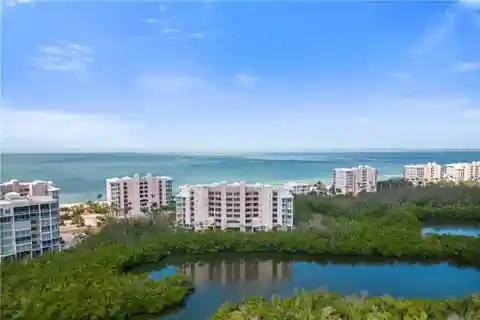 Light-Filled Gulf-View End Unit