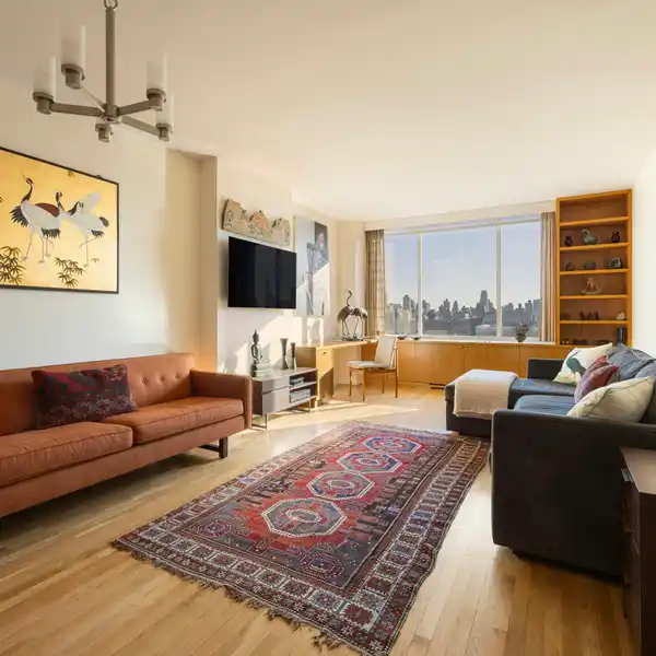 METICULOUSLY MAINTAINED WITH EXPANSIVE CITY VIEWS