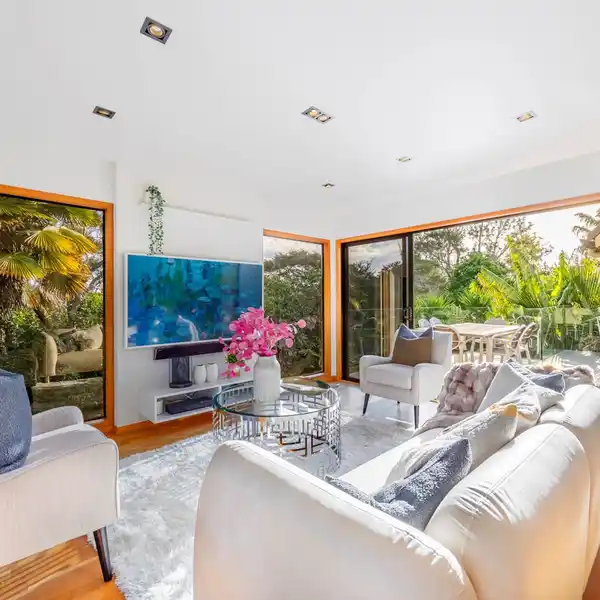 LUXURY RESIDENCE JUST MOMENTS FROM THE BEACH