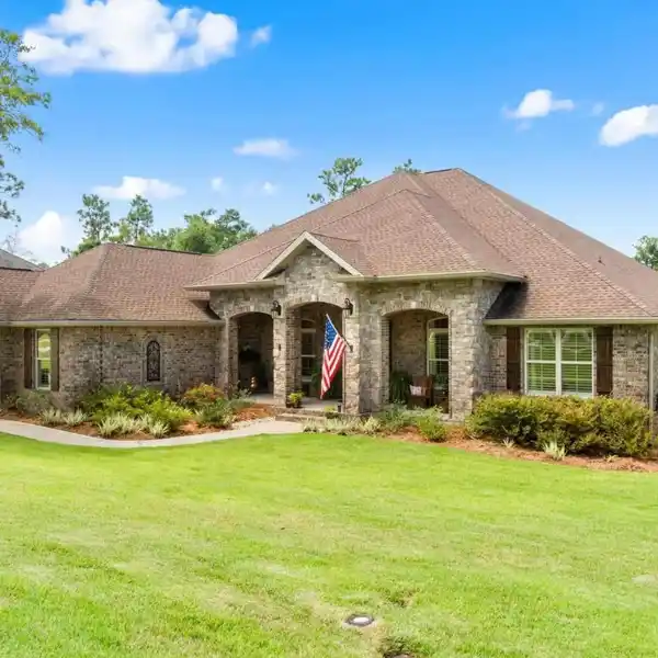 CUSTOM ESTATE IN PRESTIGIOUS NATURE TRAIL