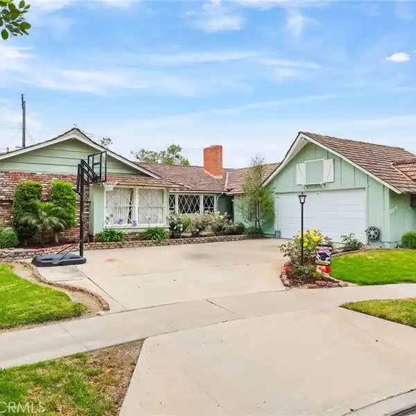 SPACIOUS HOME WITH PRIVATE BACKYARD
