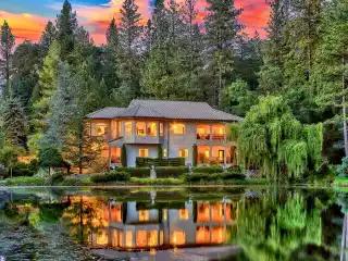 Awe-Inspiring Retreat Amidst Natural Splendor