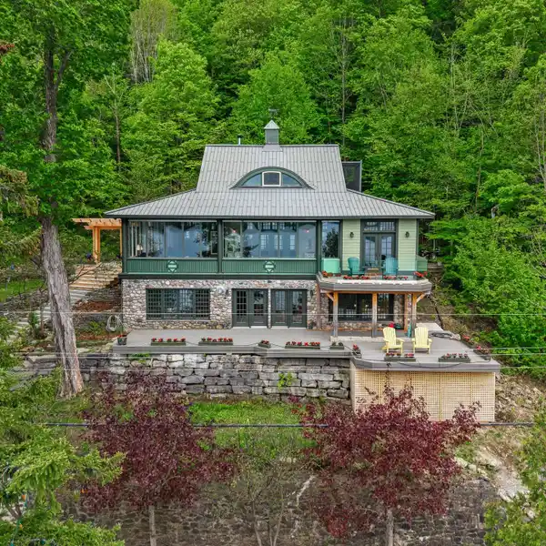 CRAFTSMAN ELEGANCE ON ICONIC MEECH LAKE