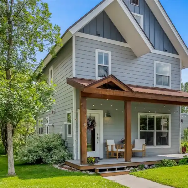 STYLISH STEAMBOAT LIVING NEAR RIVER