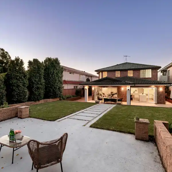 GRAND-SCALE HOME WITH A FLOWING DESIGN