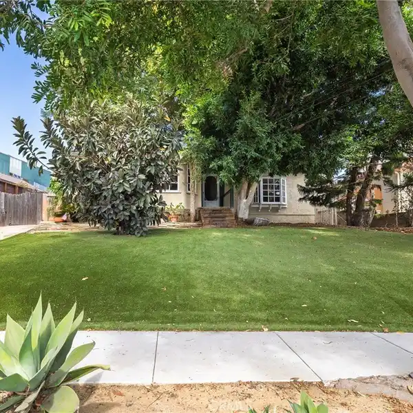 EXPANSIVE RESIDENCE WITH VERSATILE GUEST RETREAT