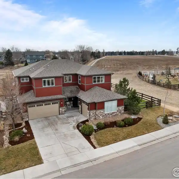 ELEGANT HOME WITH STUNNING MOUNTAIN VIEWS AND PRIVATE OUTDOOR OASIS