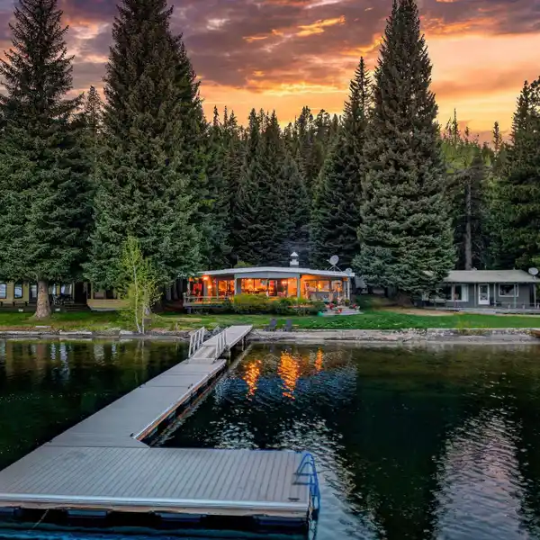 DELIGHTFUL LAKEFRONT RETREAT