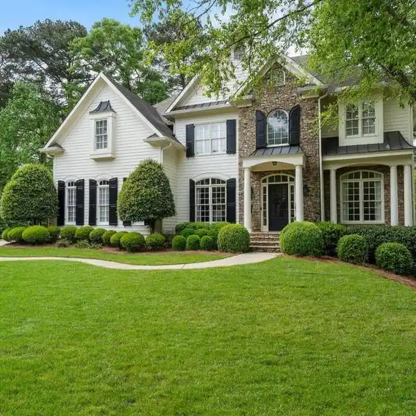 LUXURY AND COMFORT ON A QUIET CUL-DE-SAC