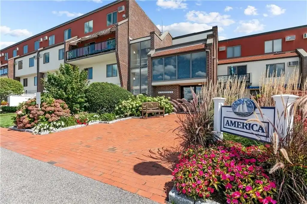 Remarkable Condo on Scenic Goat Island