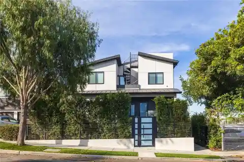 Stylish and Comfortable Modern Townhome