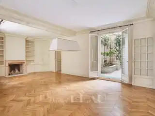 Elegant Ground-Floor Apartment in Prestigious Location