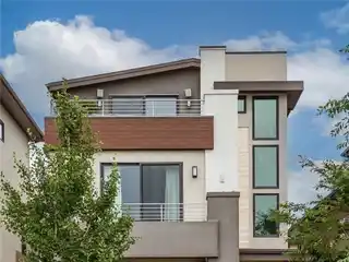 Luxurious Residence in Sought-after Boulevard One Lowry