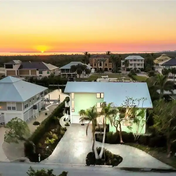 BOATER'S PARADISE IN DESIRABLE SIESTA ISLES