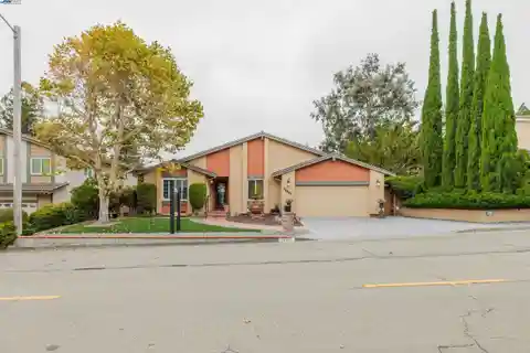 Hayward Haven with Stunning Scenic Views