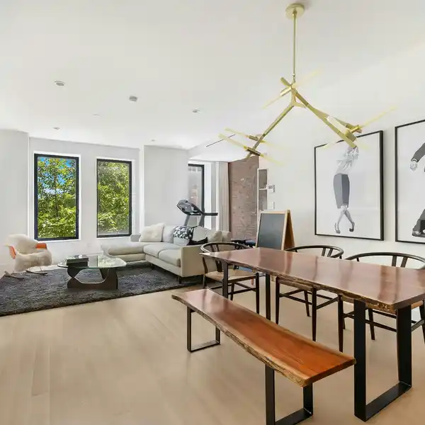 BEAUTIFULLY DESIGNED APARTMENT IN A BOUTIQUE BUILDING