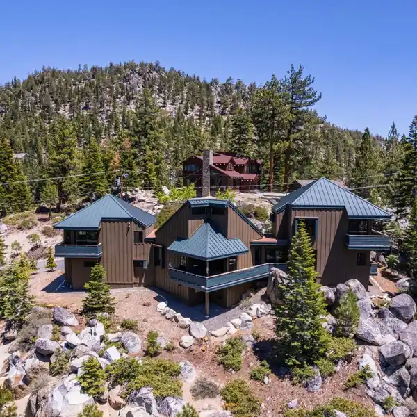 STUNNING CONTEMPORARY MOUNTAIN RETREAT