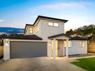 Spacious Pinehill Retreat with Designer Elegance