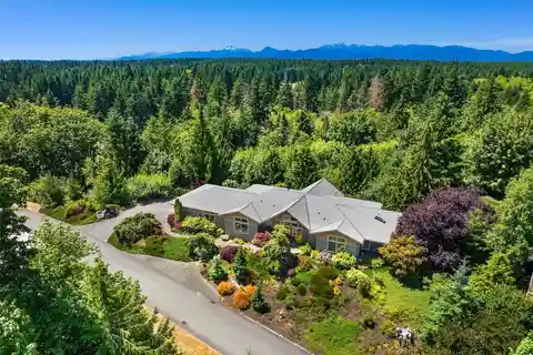 Exceptional Home in Kingston's White Horse Golf Community