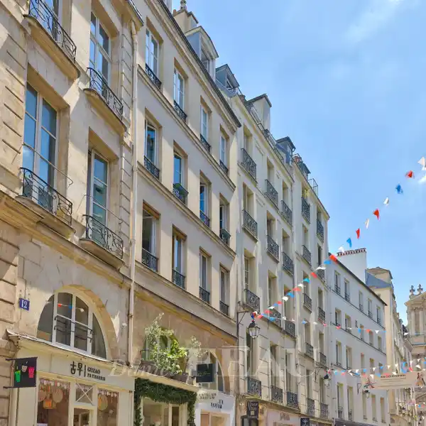 DUAL-ASPECT PROPERTY IN GORGEOUS 19TH CENTURY BUILDING