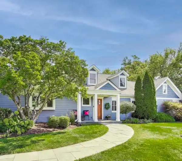 NORTH SHORE HOME OFFERING RANCH-LIKE LIVING