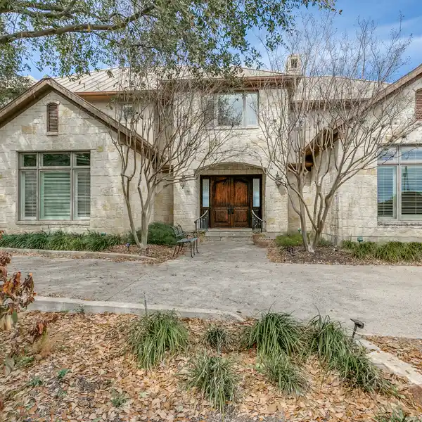 EXQUISITE ESTATE IN LINCOLN HEIGHTS