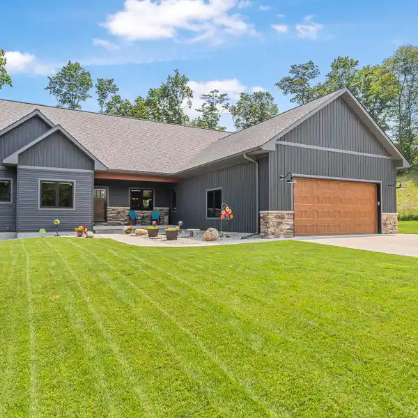 LIKE-NEW CUSTOM WELL-CRAFTED HOME