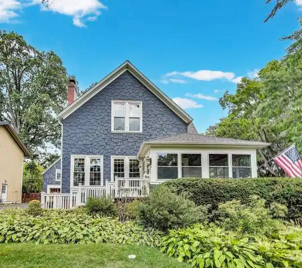 SPACIOUS LUXURY RETREAT STEPS FROM DOWNTOWN