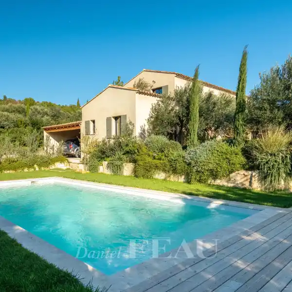 BRIGHT MODERN HOME WITH HEATED POOL