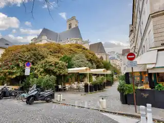 Elegant Apartment with Generous Living Space