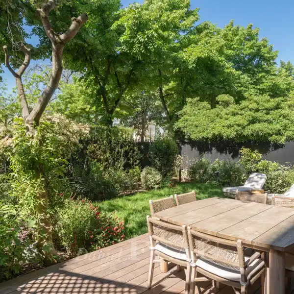 EXCEPTIONAL APARTMENT OPENING TO GARDEN