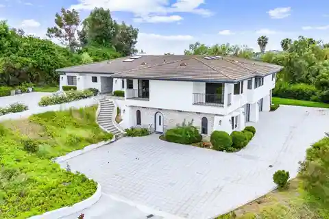 An Extraordinary Lifestyle in Prestigious Rolling Hills