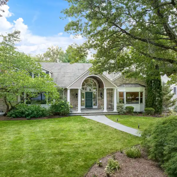 PRIVATE CUL-DE-SAC ESTATE WITH LUXURIOUS AMENITIES