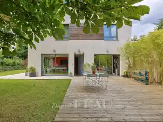 Magnificent House-Like Apartment