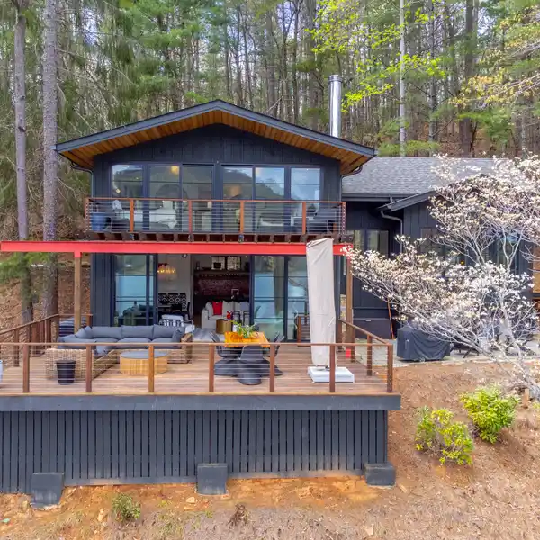 MODERN MOUNTAIN CHALET ON LAKE BURTON