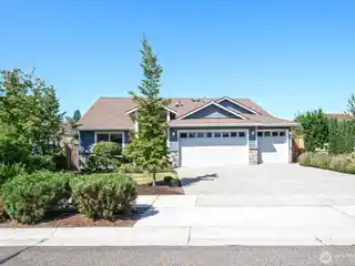 Stylish Rambler Combining Comfort and Entertaining Spaces