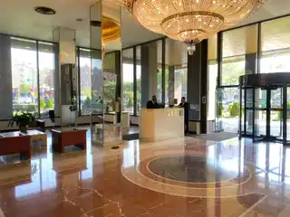 Light-Filled Corner Unit with City Vistas