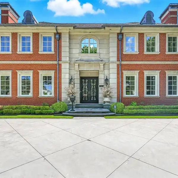 TIMELESS LUXURY ESTATE IN HIGHLAND PARK